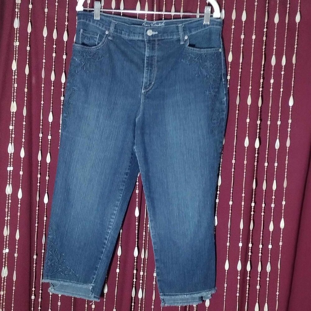 Size 14 - Gloria Vanderbilt 5 Pocket Cropped Blue Jeans w/ Frayed Leg Hems